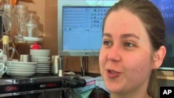 在“咖啡街餐廳”工作的尤麗婭‧薩丹