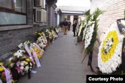 摆放在胡家院内的部分花圈（网友提供）