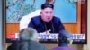 (资料照) 韩国人2020年4月21日观看电视报道金正恩的消息。