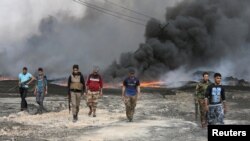 伊拉克軍隊進入摩蘇爾附近地區升起濃煙。