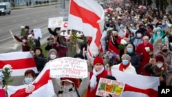 由多數為白俄羅斯老年婦女組成的遊行隊伍在白俄羅斯明斯克遊行，要求盧卡申科下台。 （2020年10月19日）