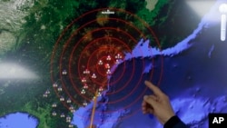 南韓氣象局官員在首爾指出北韓核爆造成的地震波