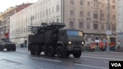 2014年胜利日红场阅兵前彩排时，莫斯科街头的铠甲-S型防空导弹。（美国之音白桦拍摄） 