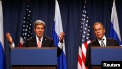 克里(左)在日內瓦與俄羅斯外長拉夫羅夫(右)