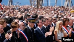 法国官员向尼斯恐怖袭击遇难者致哀