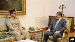 埃及國防部長暨武裝部隊最高指揮官西塞(左)8月13日在開羅和穆爾西總統會面