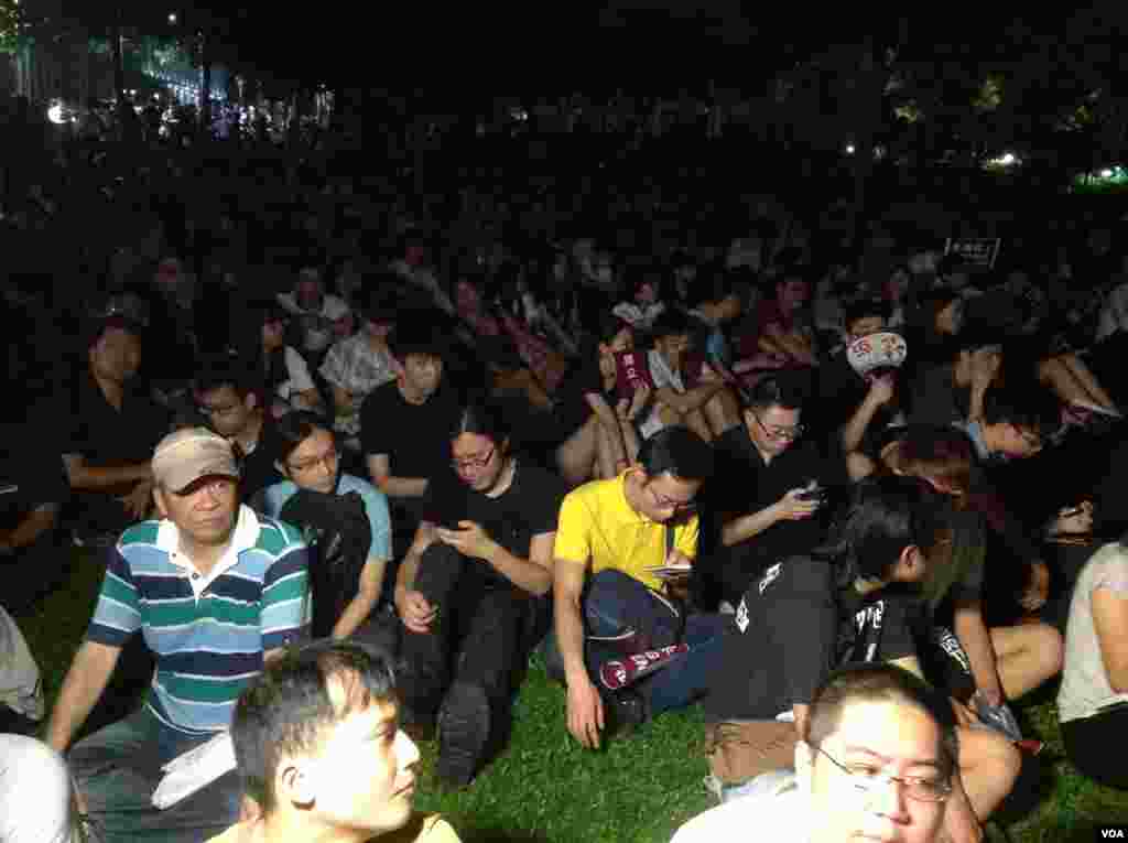 集會開始前，現場已聚集約千人（美國之音海彥拍攝）