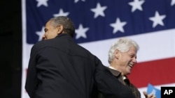 奥巴马总统和前总统比尔.克林顿（右）11月3号2012年在维吉尼亚州布里斯托一同出席竞选活动