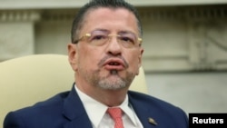 资料图片：哥斯达黎加总统罗德里戈·查韦斯·罗伯斯于2023年8月29日在美国华盛顿白宫椭圆形办公室。（路透社）