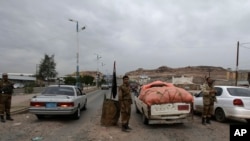 2013年8月4日也門軍人在通往美國駐也門首都薩那大使館的一個檢查站檢查車輛。