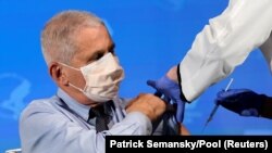 弗契醫生在接種疫苗。