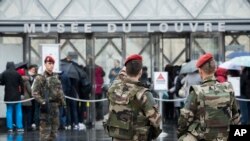 法国军人在卢浮宫外面巡逻（2017年2月4日）