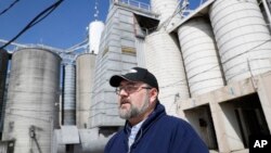 一名美國糧食商人站在俄亥俄州凱勒穀物與飼料公司的糧食大豆儲藏罐前接受採訪。（2018年4月5日） 