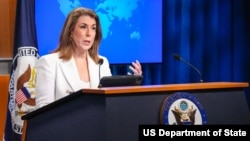 资料照片：美国国务院发言人塔米·布鲁斯在国务院召开例行记者会。(2025年8月12日)