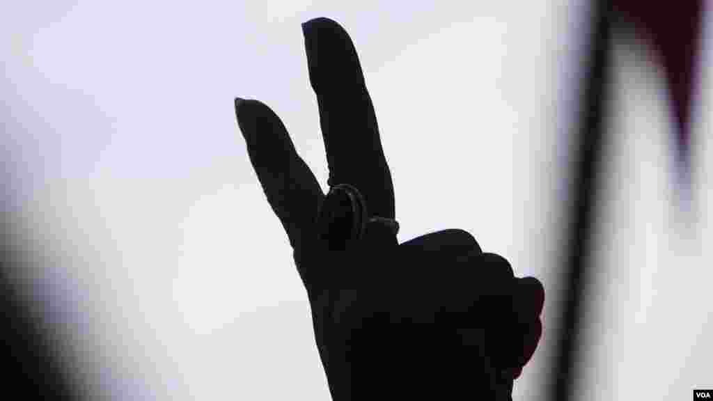 一名女士做出胜利的手势（美国之音国符拍摄）