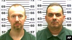 纽约州警方公布的逃犯照片 -- 大卫.斯威特(左) 理查德.麦特(右)