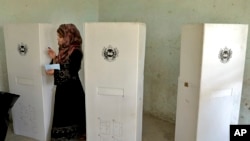 一名阿富汗妇女星期六（9月28日）正在准备投票。