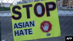 美国密歇根州底特律市中心张贴的一处反对针对亚裔仇恨的标语。（2021年3月27日）