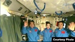 中國宇航員2013年6月20日在天宮一號上（中國官媒電視截屏）