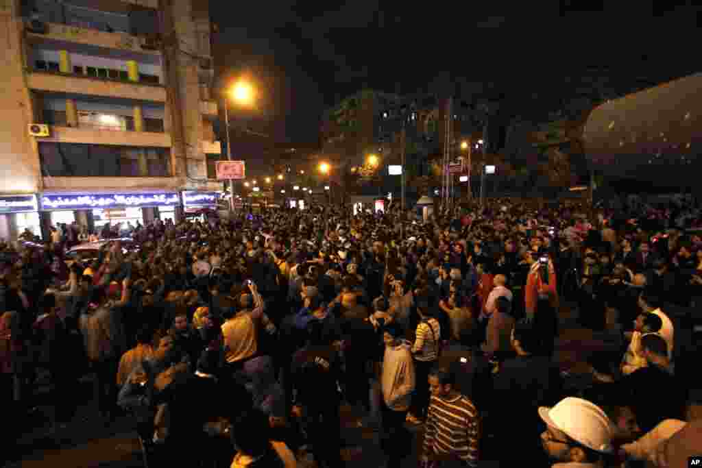 12月5日，埃及总统穆尔西的支持者和反对派在开罗总统府外发生冲突，抗议者在集结