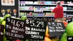 佛罗里达州阿文图拉的一家商店内蔬菜水果的价格。（2018年6月14日）
