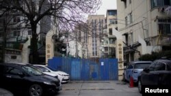 资料照片：上海一处被关闭的居民区。(2020年2月8日)