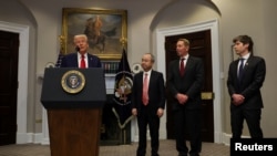 Президент Дональд Трамп представляет проект развития инфраструктуры искусственного интеллекта рядом с соучредителем Oracle Ларри Эллисоном, генеральным директором SoftBank Масаёси Соном и генеральным директором OpenAI Сэмом Альтманом в Белом доме, 21 января 2025 года. 