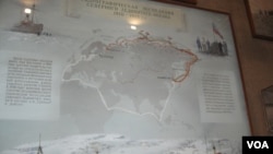 俄罗斯几百年来一直探索北极航道。圣彼得堡极地博物馆的示意图显示，日俄战争战败后，沙俄海军部1910-1915年专门组织了从亚洲符拉迪沃斯托克到欧洲阿尔汉格尔斯克两地之间的北极航道考察探险活动。