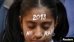 印度人悼念被輪姦致死的女子