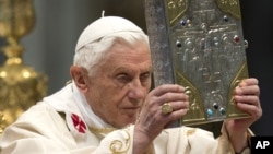 天主教教宗本笃十六世在2012年11月的弥撒中举着圣经福音书