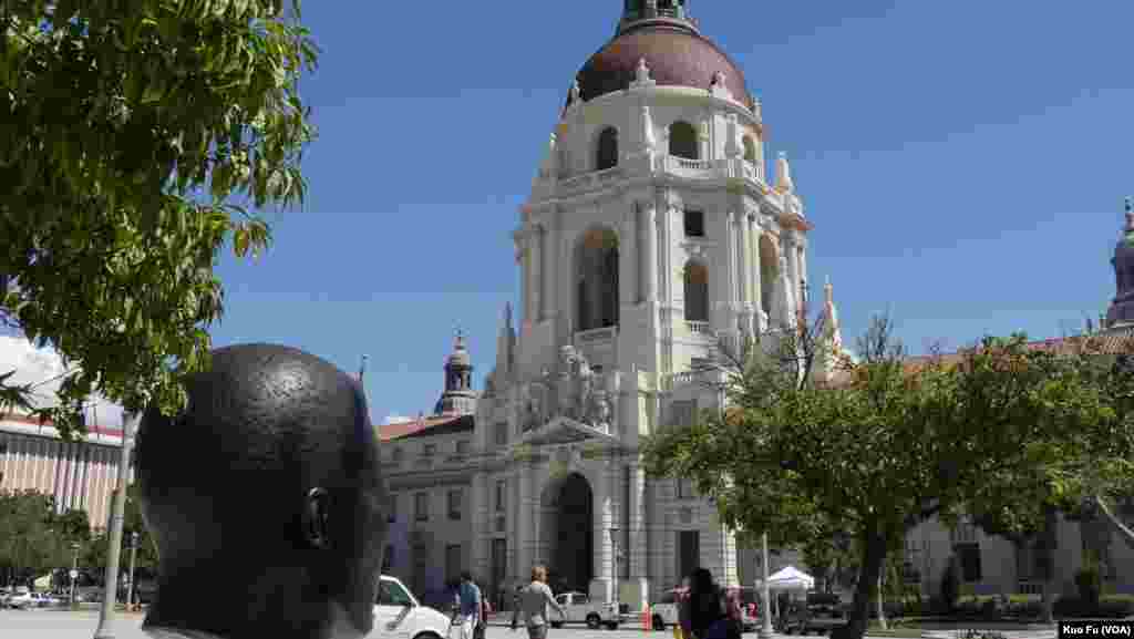 马克•罗宾逊头像正对帕萨迪纳市府（美国之音国符拍摄）