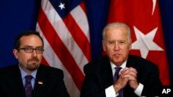 美國副總統拜登（右）在美國駐土耳其大使約翰•巴斯的陪同下在伊斯坦布爾與土耳其公民社會組織見面。（2016年1月22日）