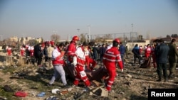 2018年1月8日，伊朗救援人員在烏克蘭航空公司PS752波音737-800班機在德黑蘭機場附近的墜毀現場。