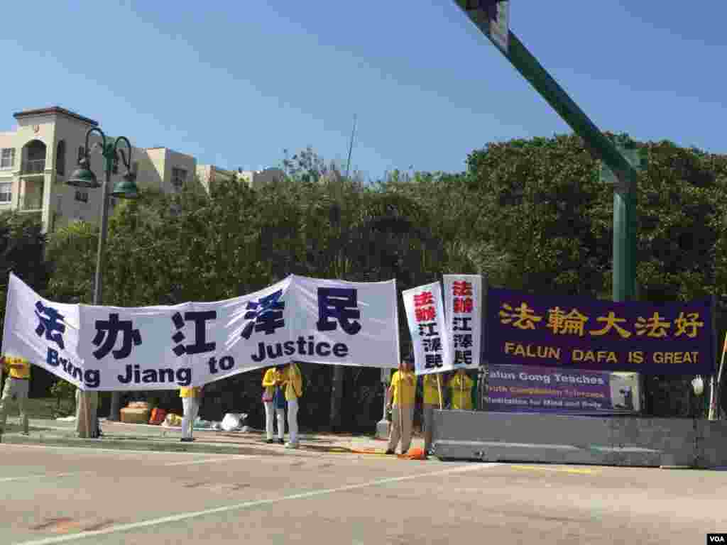 在美國總統川普和中國主席習近平會面之前，在習近平一行將入住的佛羅里達州棕櫚灘水棕櫚灘度假村（Eau Palm Beach Resort &amp; Spa） 旁邊，有法輪功成員示威。 (美國之音莉雅拍攝)