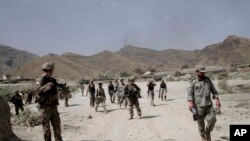 美軍在巴基斯坦邊界附近遭到自殺爆炸手襲擊的美國基地巡邏