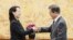 朝鲜领导人金正恩的妹妹金与正在青瓦台与韩国总统文在寅会谈，转交金正恩的来函(2018年2月10日)