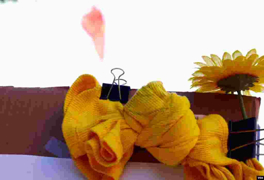 洛杉矶中领馆的五星旗在示威地点对面飘扬（美国之音国符拍摄）