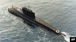 一艘伊朗购买的俄罗斯制造的基洛级柴电潜艇1996年12月23号的那个星期在地中海中央被一艘支援船（未在图中）拖行。