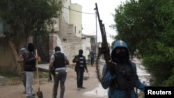 2014年1月11日伊拉克逊尼派武装人员参加在城市费卢杰的巡逻