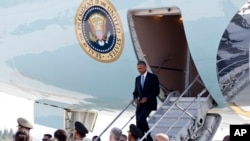 美国总统奥巴马抵达杭州时从空军一号小梯走下