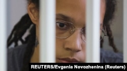 美国篮球明星格里纳在俄罗斯法庭等待判决（2022年8月4日）