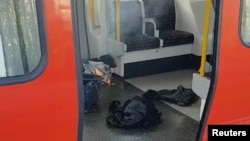 2017年9月15日，英国伦敦的帕森斯格林车站的地铁列车上，发现一个装在超市购物袋里的白色塑料桶（照片来自社交媒体，由SYLVAIN PENNEC提供）