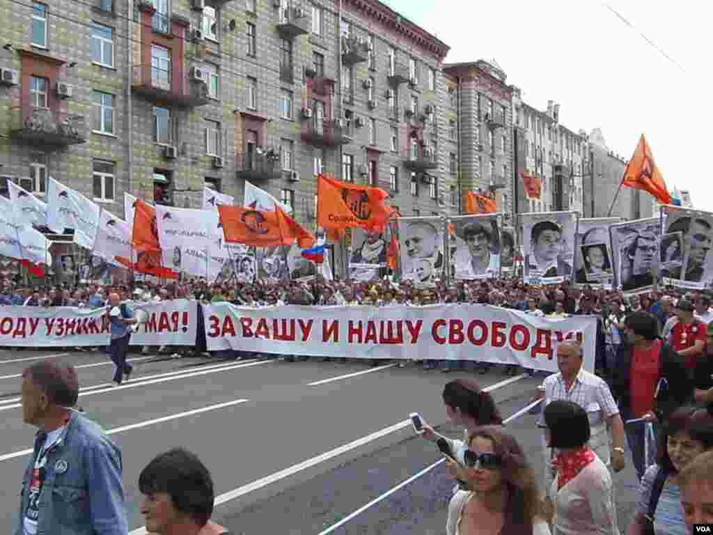 6月12日在莫斯科市中心的反普京游行。