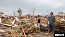 11月9日在菲律宾中部，台风幸存者在评估台风造成的损失
