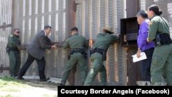 美墨边界上临时开启的机制 让分开的移民家庭成员得以短暂会面