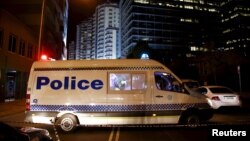 澳大利亞新南威爾士地區警察總部門外發生亞裔警員遭槍殺後，警方封鎖現場進行調查。