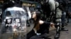 防爆警察星期天（10月6日）逮捕一名抗议者。路透社