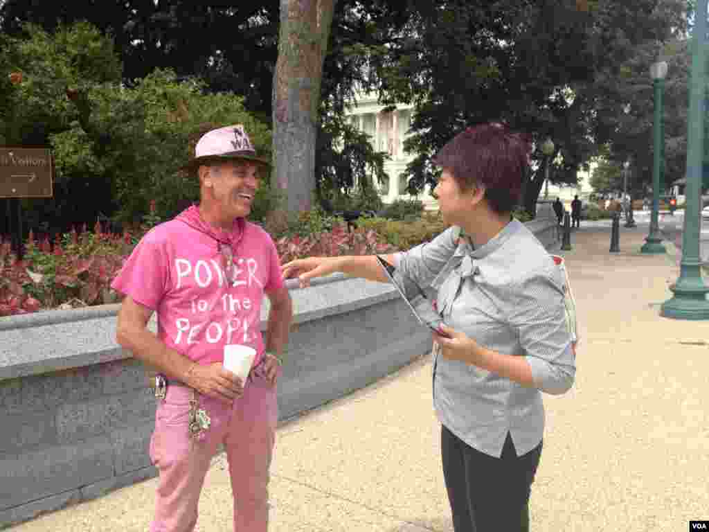 美国之音记者杨晨在现场进行采访。（美国之音 龚小夏拍摄）