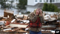 10月30日，飓风过后的早晨，41岁的新泽西州布里克镇居民布赖恩.哈杰斯基看到一所住宅废墟被冲到桥上后难以置信，不忍再睹。