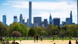 春光明媚 美國民眾謹慎外出